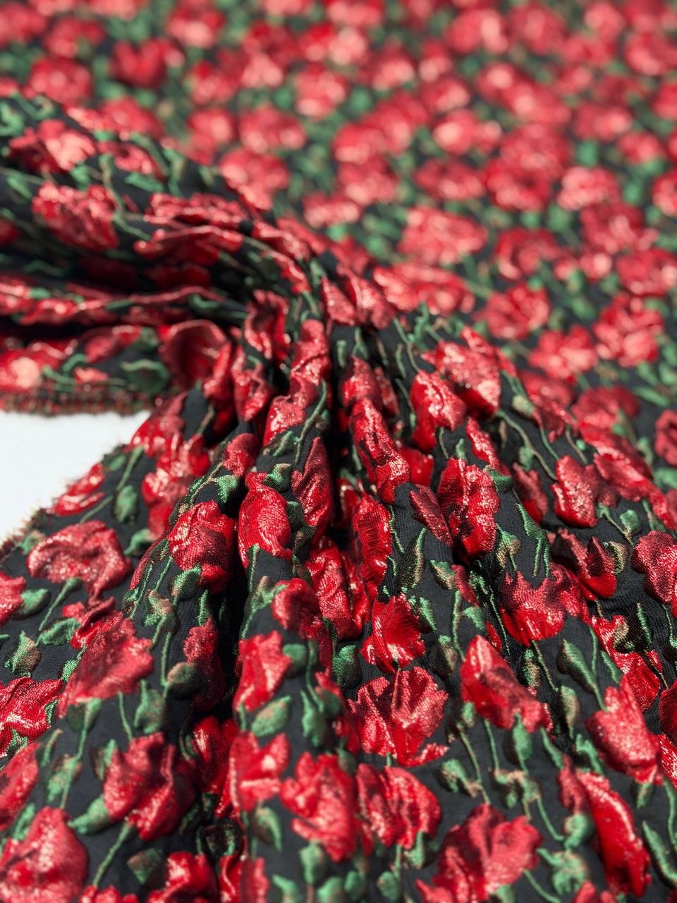 Jacquard · Seide, Kunstfaser · Rosen · Rot, grün und blautöne · 126 cm · Meterware