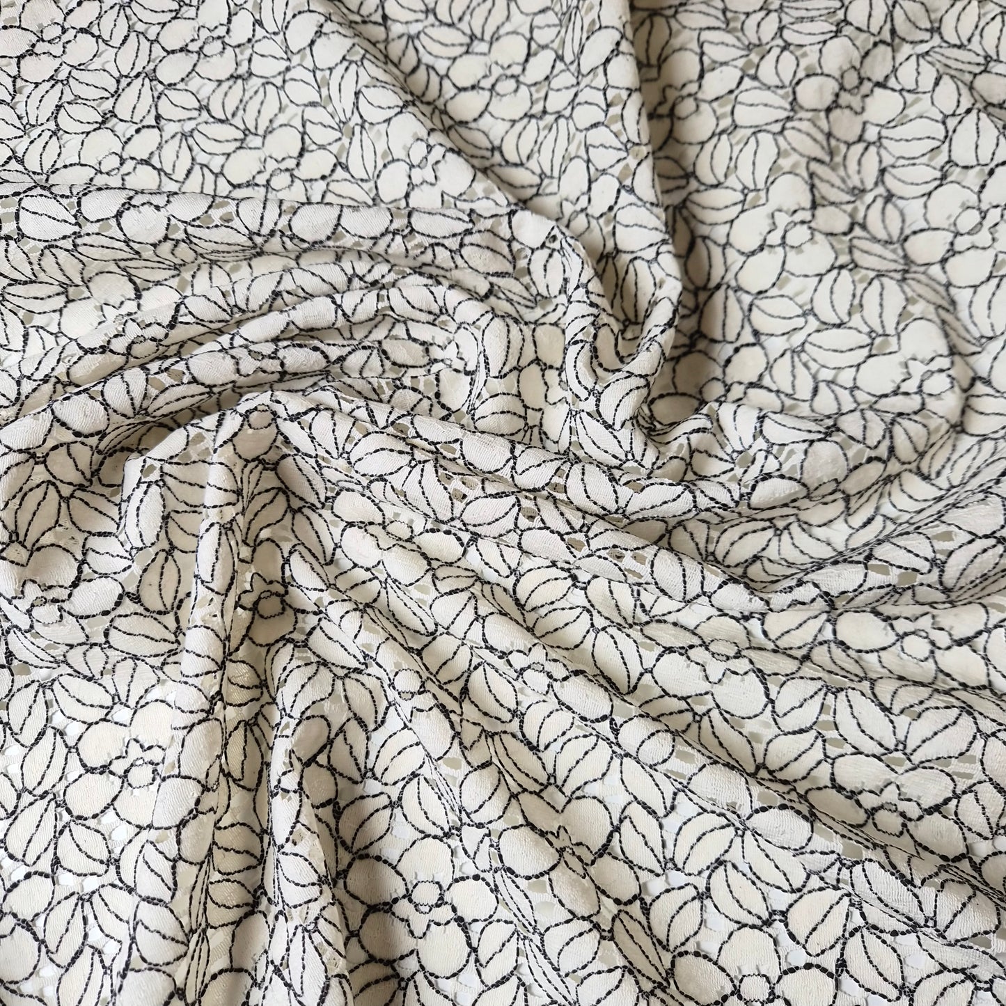 Spitze · Baumwolle, Polyamid · Camelien · Schwarz-weiß · 140 cm · 130 g/m² · Meterware