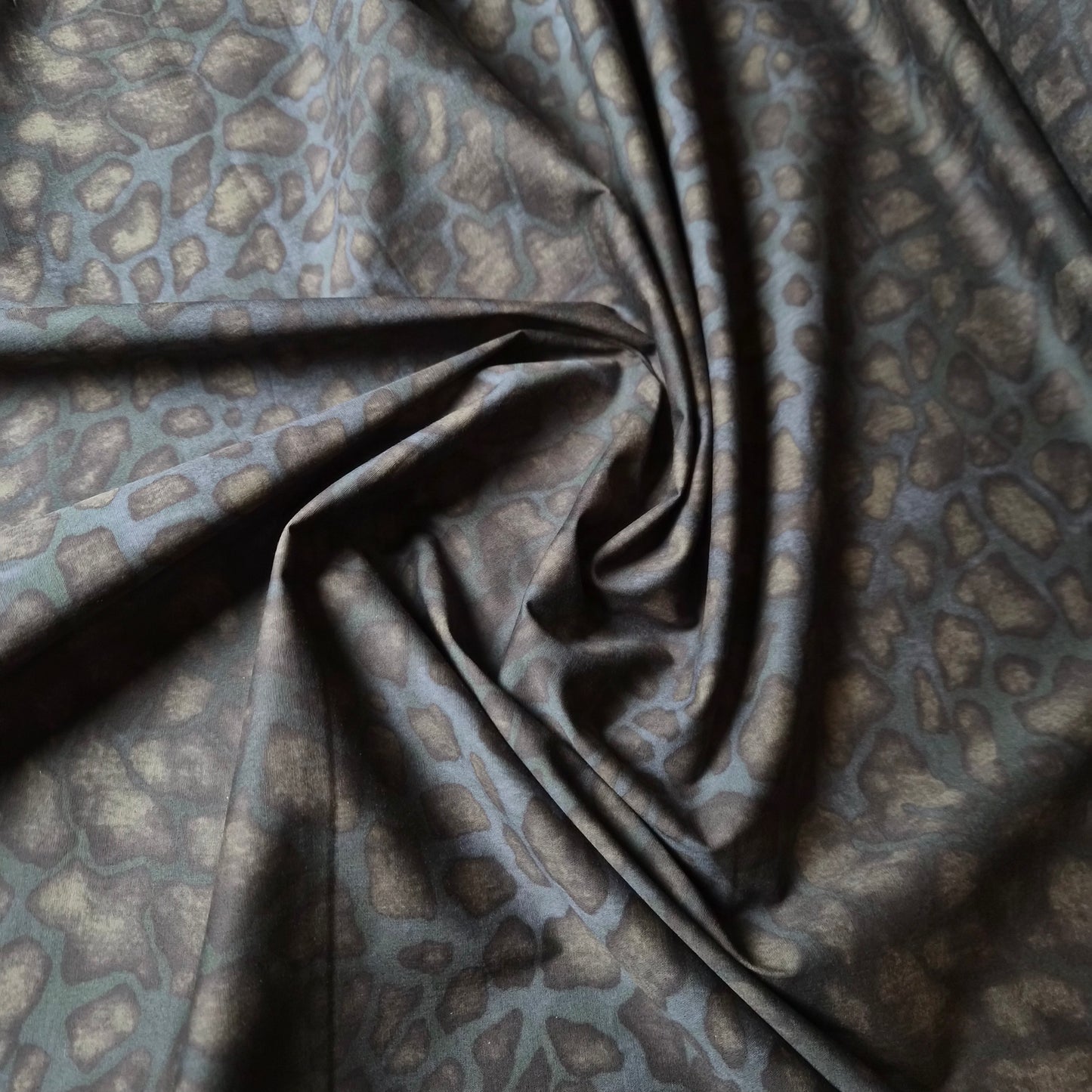 Meterware · Poplin · Baumwolle · Animal · Anthrazit und Brauntöne · 145 cm · 100 g/m²
