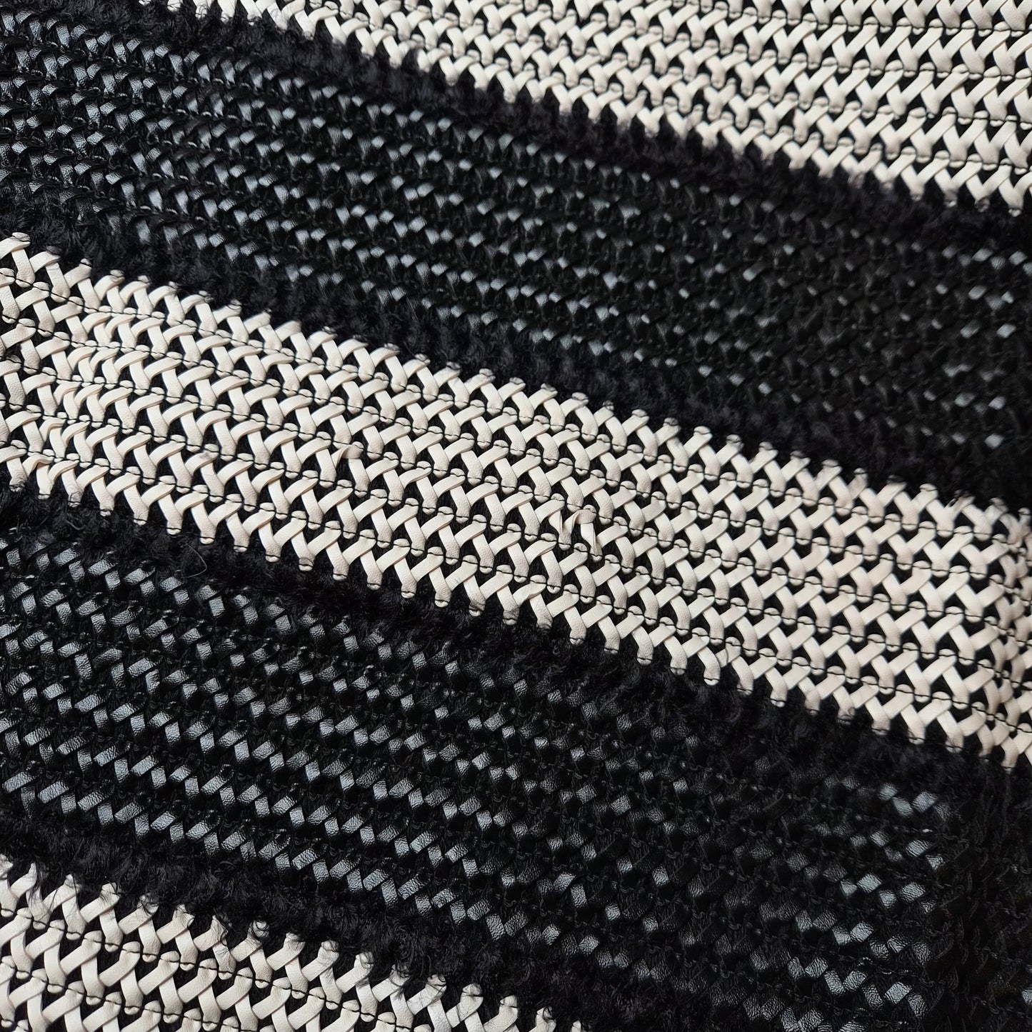 Kunstleder, Pantone Caviar, Geflochten · 100×70 cm