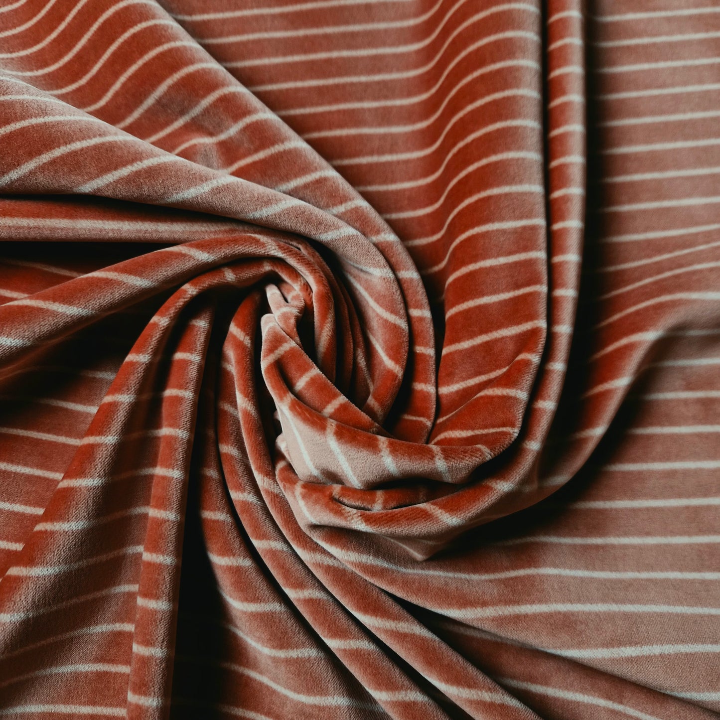Samt · Baumwolle 64%, Viskose 36% · Gestreift · Pantone Burnt Sienna · 150 cm · 250 g/m² · Meterware
