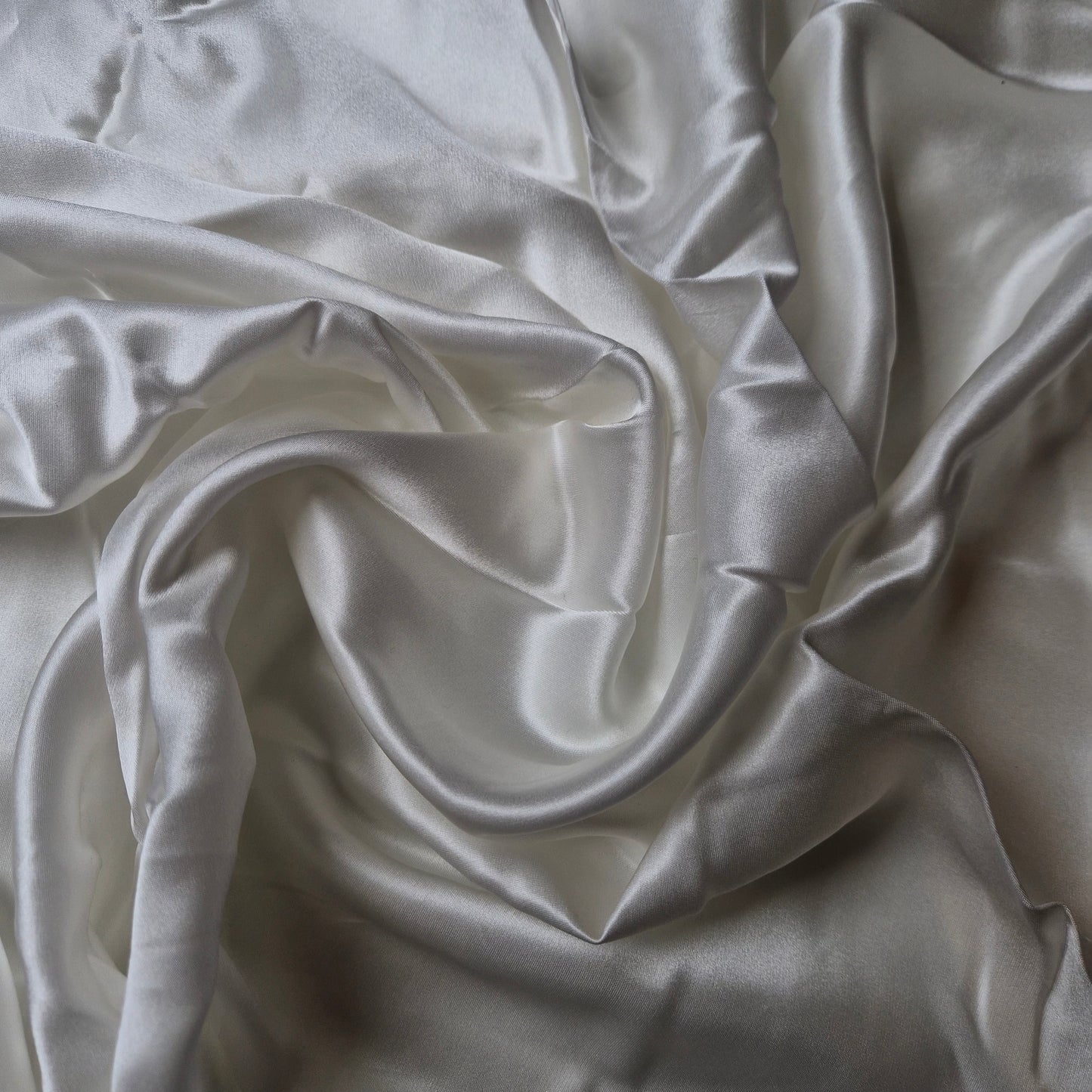 Seide, Satin, Pantone Brilliant White · 70×100 cm