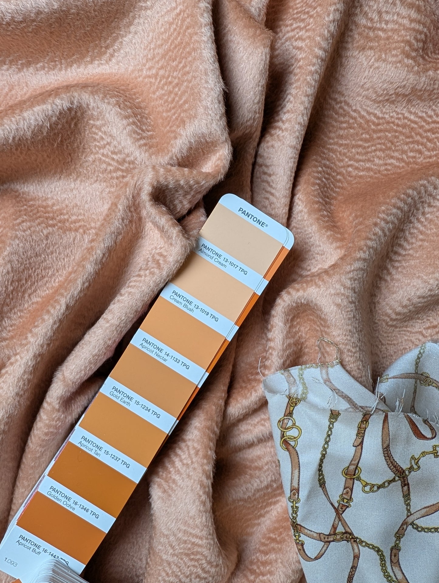 Kombipaket · Mantelstoff · Kaschmir · Pantone Almond Cream · Stoff 300×150 cm + Viskosefutter 250×150 cm · 710 g/m²