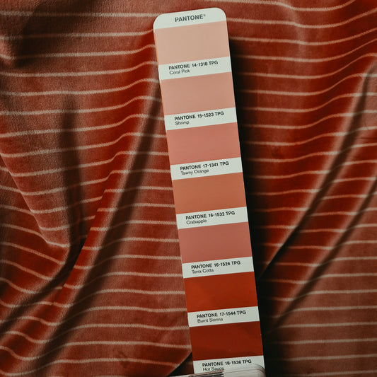 Samt · Baumwolle 64%, Viskose 36% · Gestreift · Pantone Burnt Sienna · 150 cm · 250 g/m² · Meterware