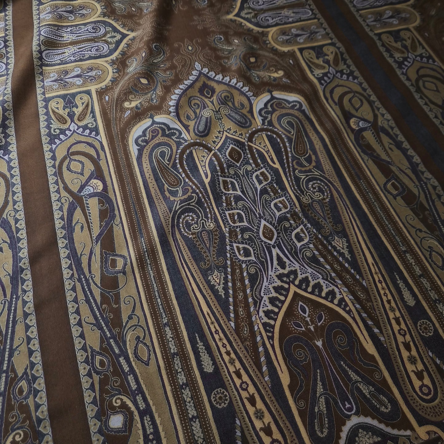 Panel · Schalpanel · Wolle, Seide · Paisley · Pantone Rawhide · ca. 40×140 cm