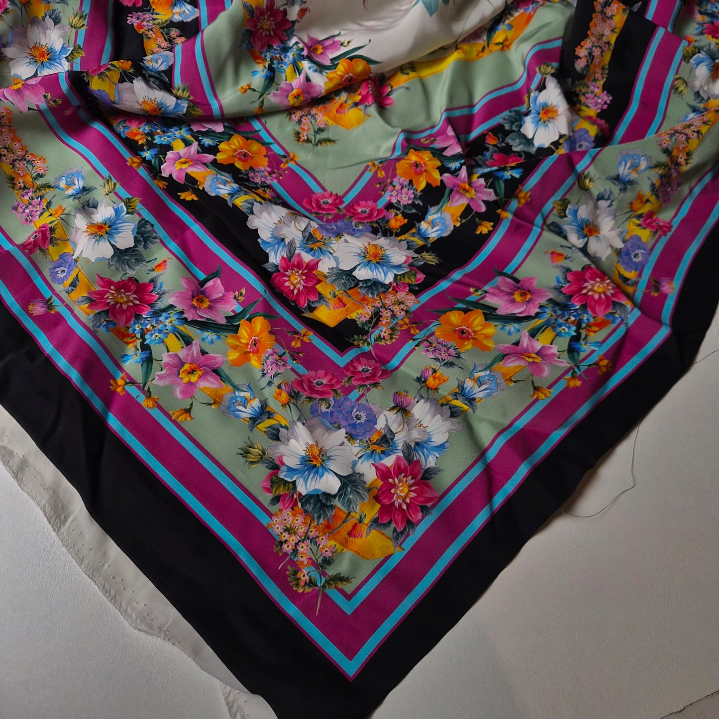 Schalpanel · Seide · Floral · 135×135 cm