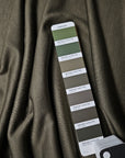 F*nd* Designerstoff – Deadstock Wolljersey in Basisfarbe Pantone Olive Night | 190 cm | M1X5X4