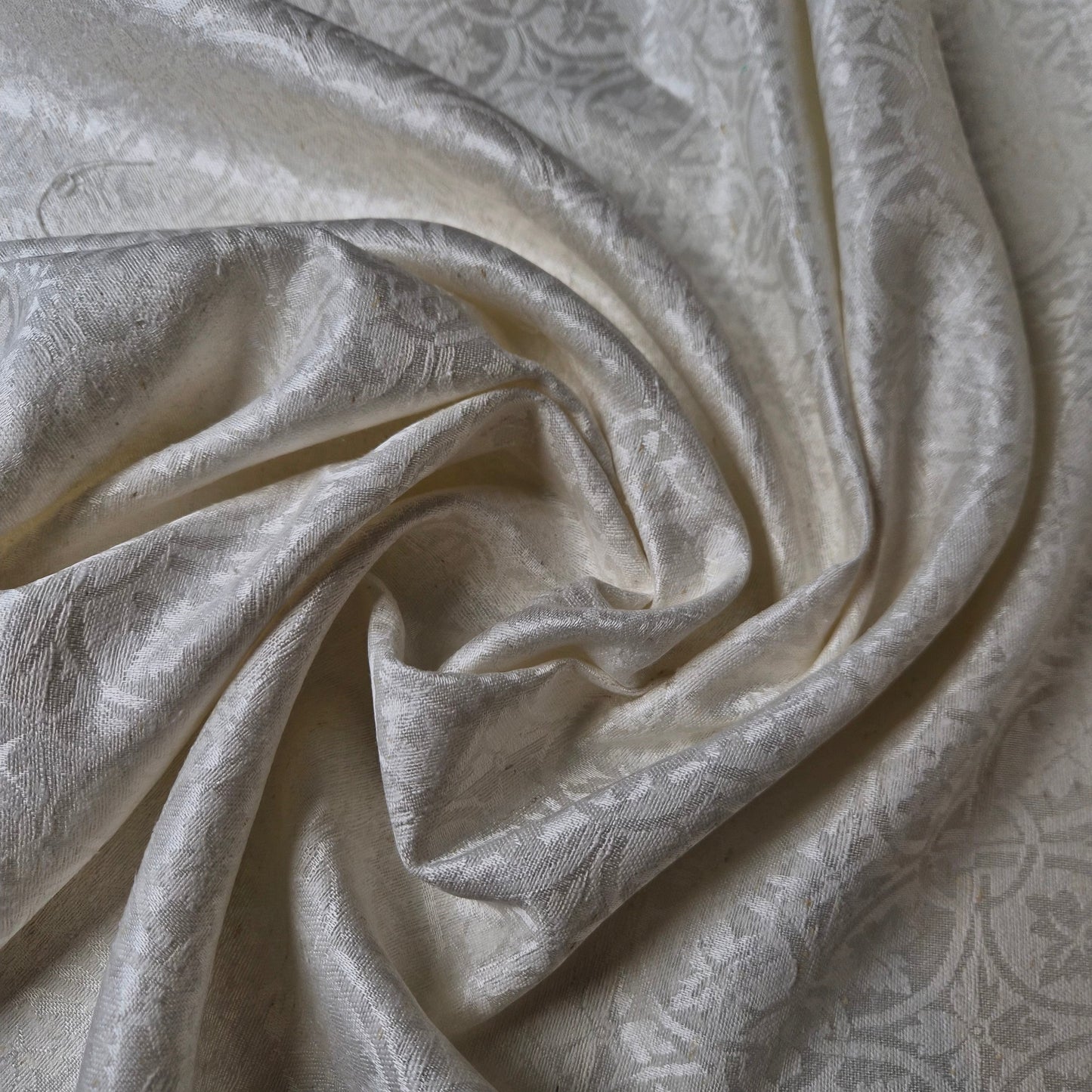 Jacquard · Seide · Ornament · Pantone Star White · 120 cm · 110 g/m² · Meterware