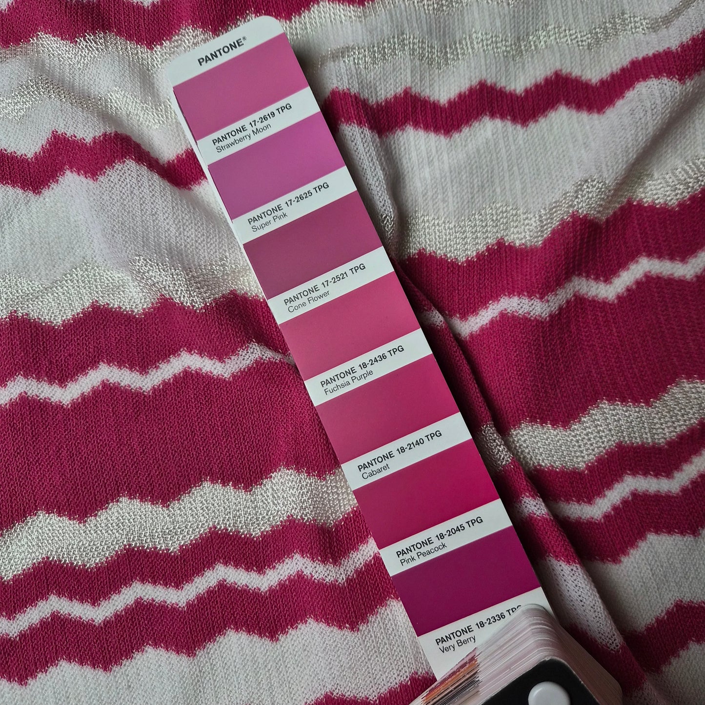 Meterware · Strickstoff, Wolle, Baumwolle, Viskose, Pantone Pink Peacock – Lucent White · 140 cm 160g/m2