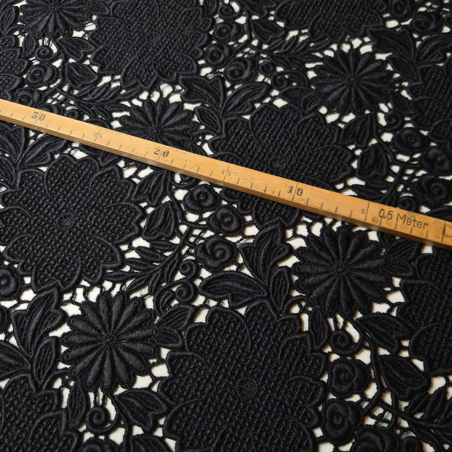 Einzelstück · Spitze · Schwere Qualität · Wolle · Floral · Pantone Stretch Limo · 200×125 cm · 540 g/m²