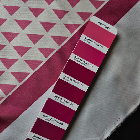 Schalpanel · Twill · Ungesäumt · Seide · Logo · Pink und Weißtöne · 57 cm × 57 cm