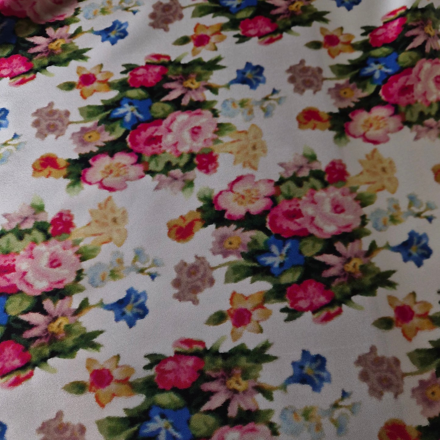 Meterware · Seide · Blumen · Pantone Cloud Dancer · 140 cm · 120 g/m²