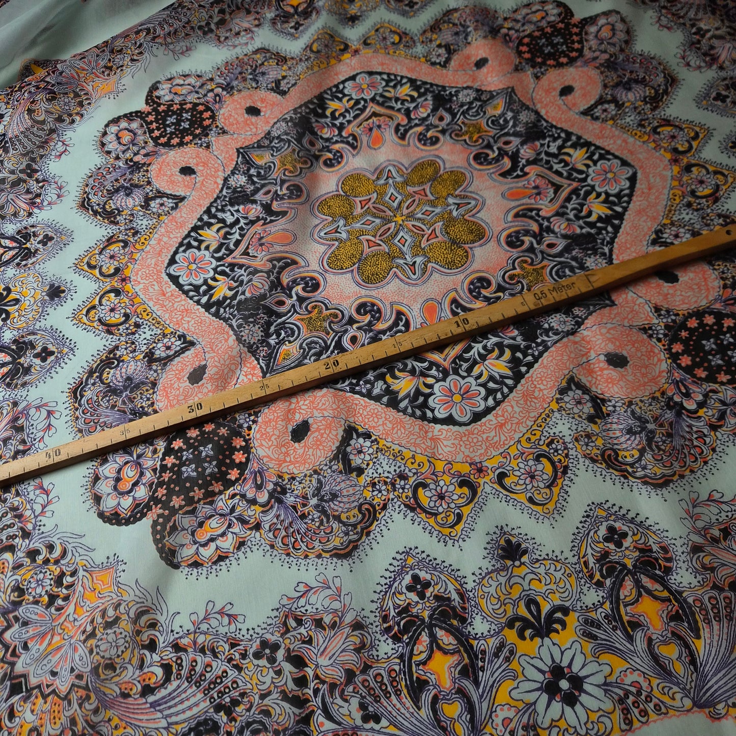 Chiffon · Seide, Viskose · Paisley · Grau und Neontöne · 145 cm × 95 cm · Panel