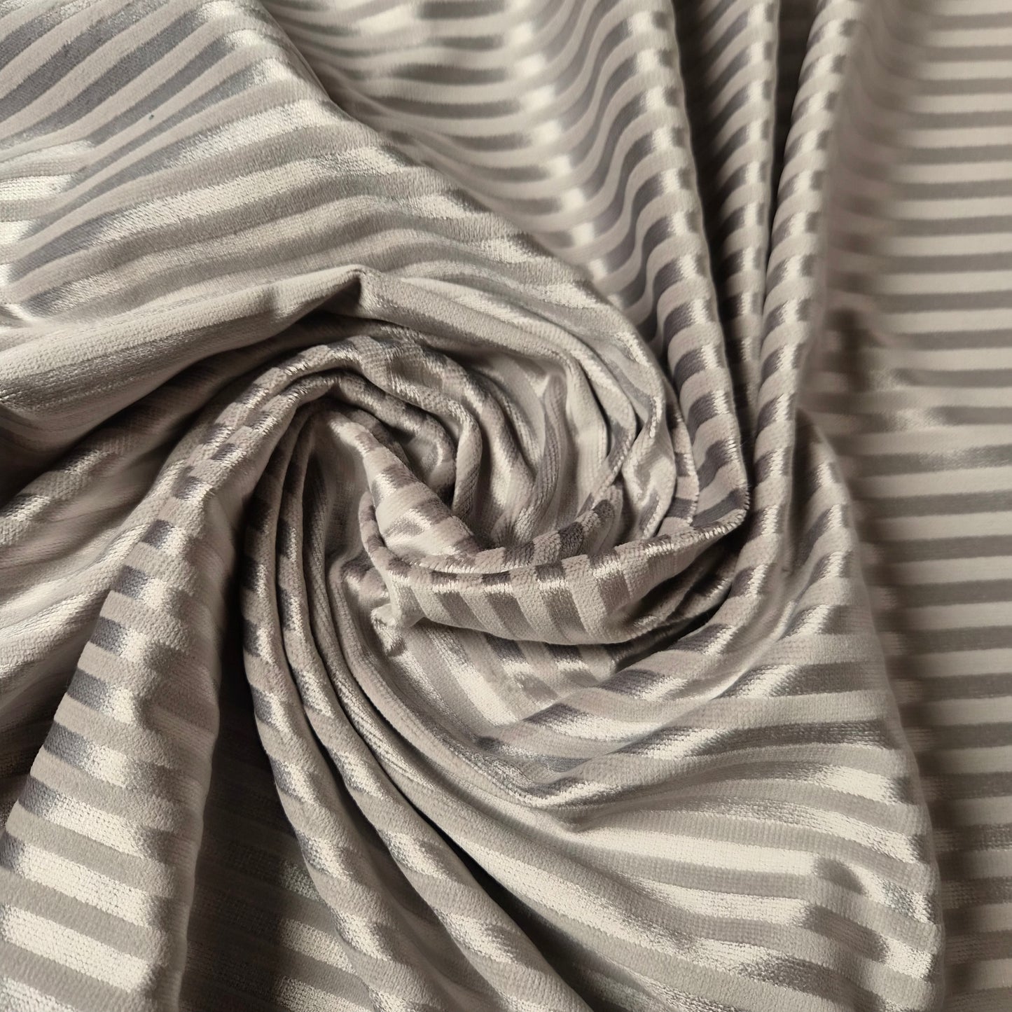 Samt · Baumwolle 64%, Viskose 36% · Gestreift · Pantone Oyster Mushroom · 145 cm · 450 g/m² · Meterware