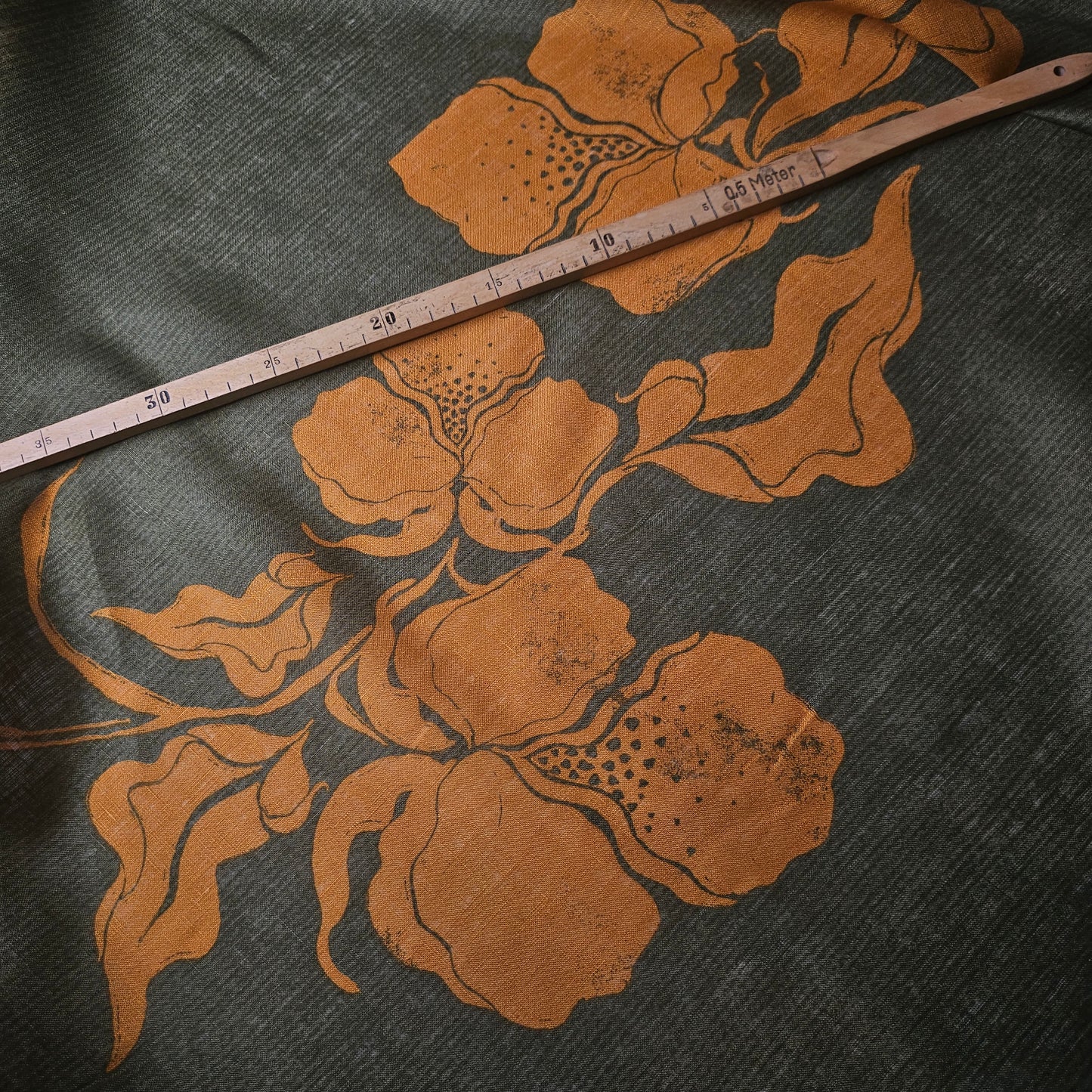 Leinengewebe · Leinen · Floral · Farbe: Grün- und Orangetöne · 145 cm · 110 g/m² · Meterware