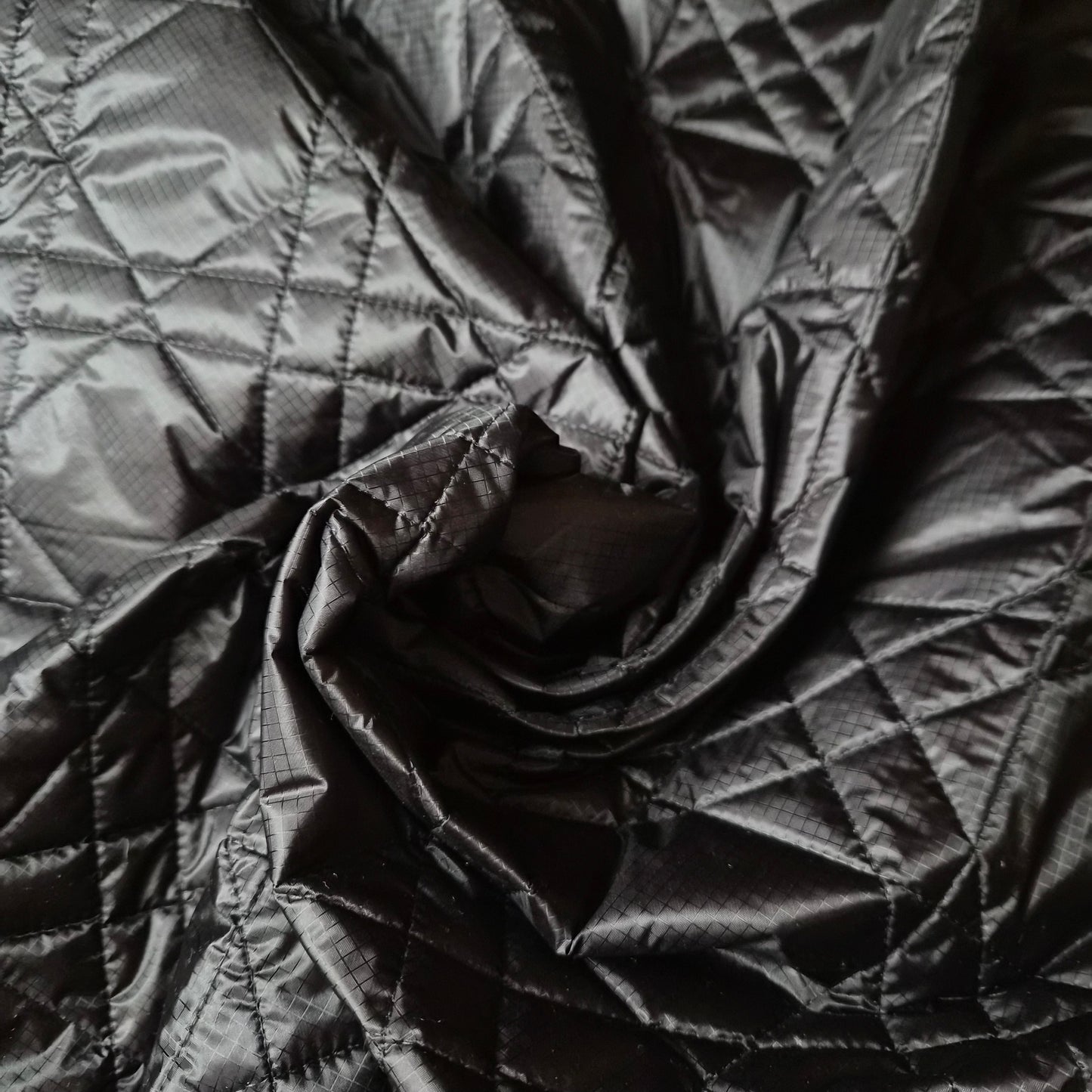 Einzelstück · Steppstoff · Macaronnage · Polyester · Pantone Moonless Night · 200×145 cm