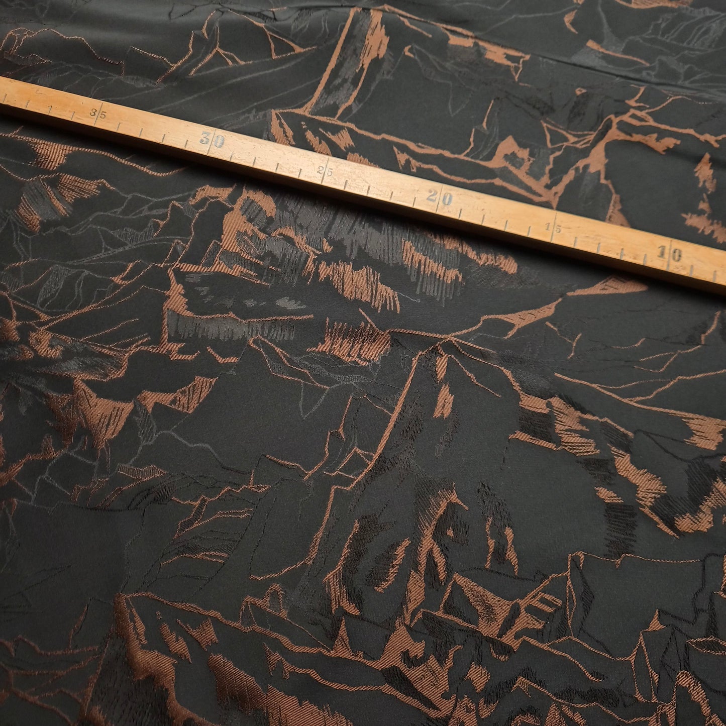 Jacquard · Polyester · Abstrakt · Pantone Meteorite · 145 cm · 140 g/m² · Meterware