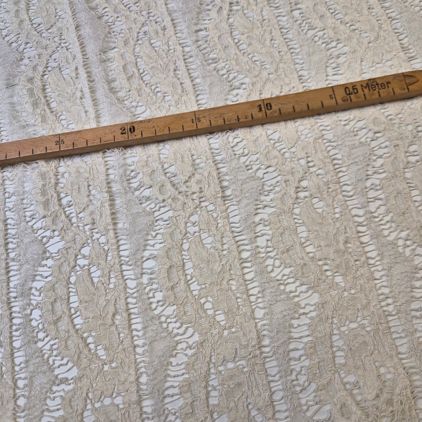 Einzelstück · Spitze · Polyester · Pantone Cannoli Cream · 230×150 cm · 170 g/m²