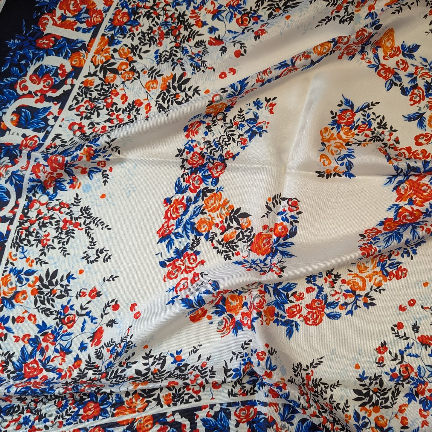 Schalpanel · Twill · Ungesäumt, B-Ware · Seide · Logo · Blau und Rottöne · 90 cm × 90 cm