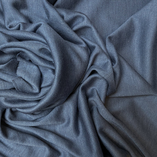 Blaugrau Kaschmir-Seide Jersey Stoff, 130cm breit, with soft drapes and subtle texture.