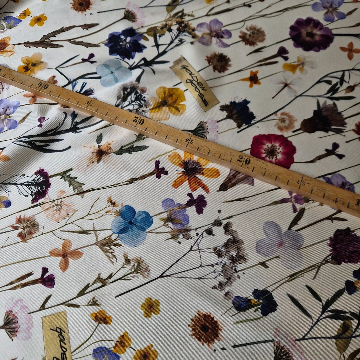 Twill, Seide Basisfarbe Solitary Star Muster Blumen und Logo Golden Goose / 150 cm breit / M6X5X34 110 g/m²