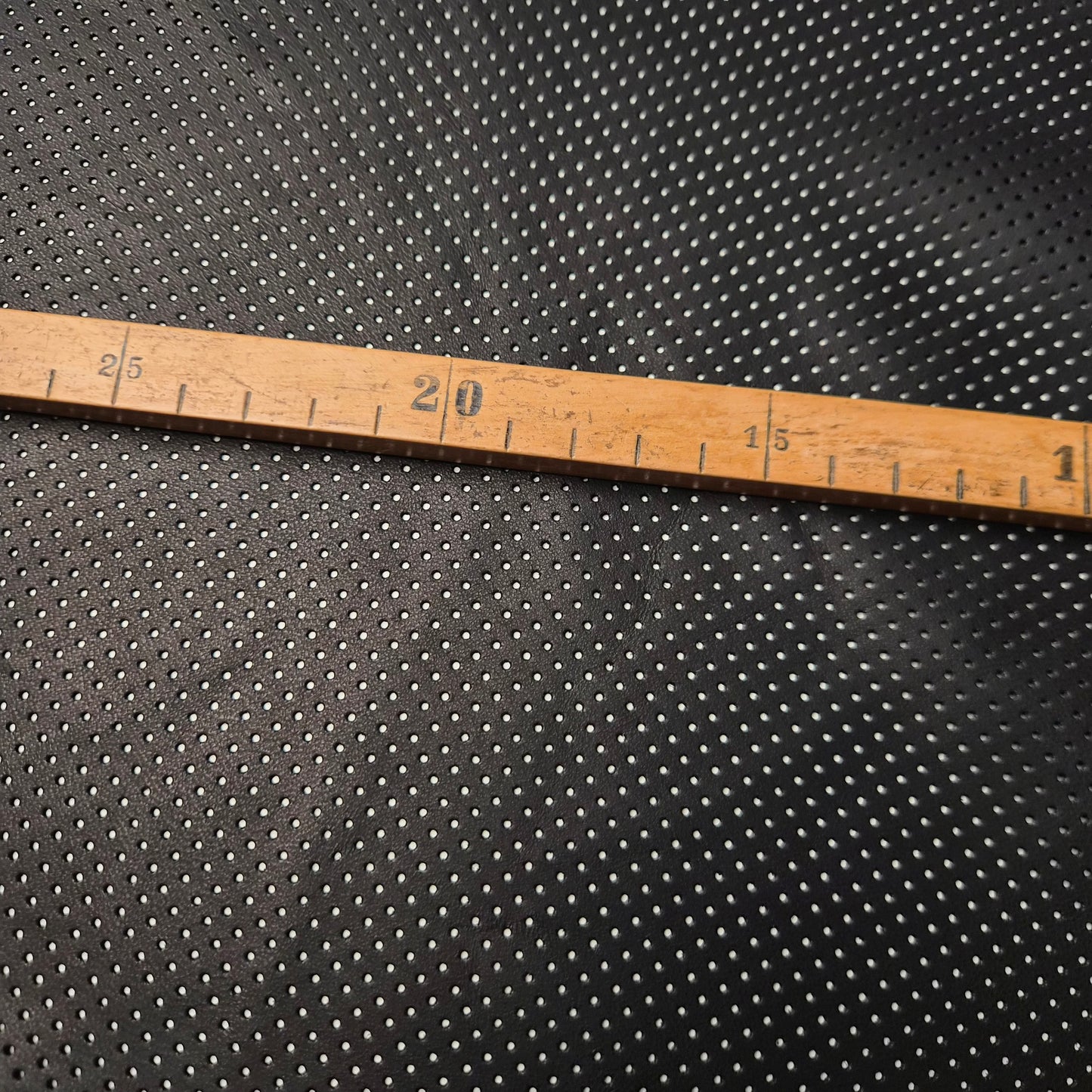 Einzelstück · Ziegenvelours · Lasergeschnittenes Lochmuster · Leder · Geometrisch · Pantone Caviar · DIN A2