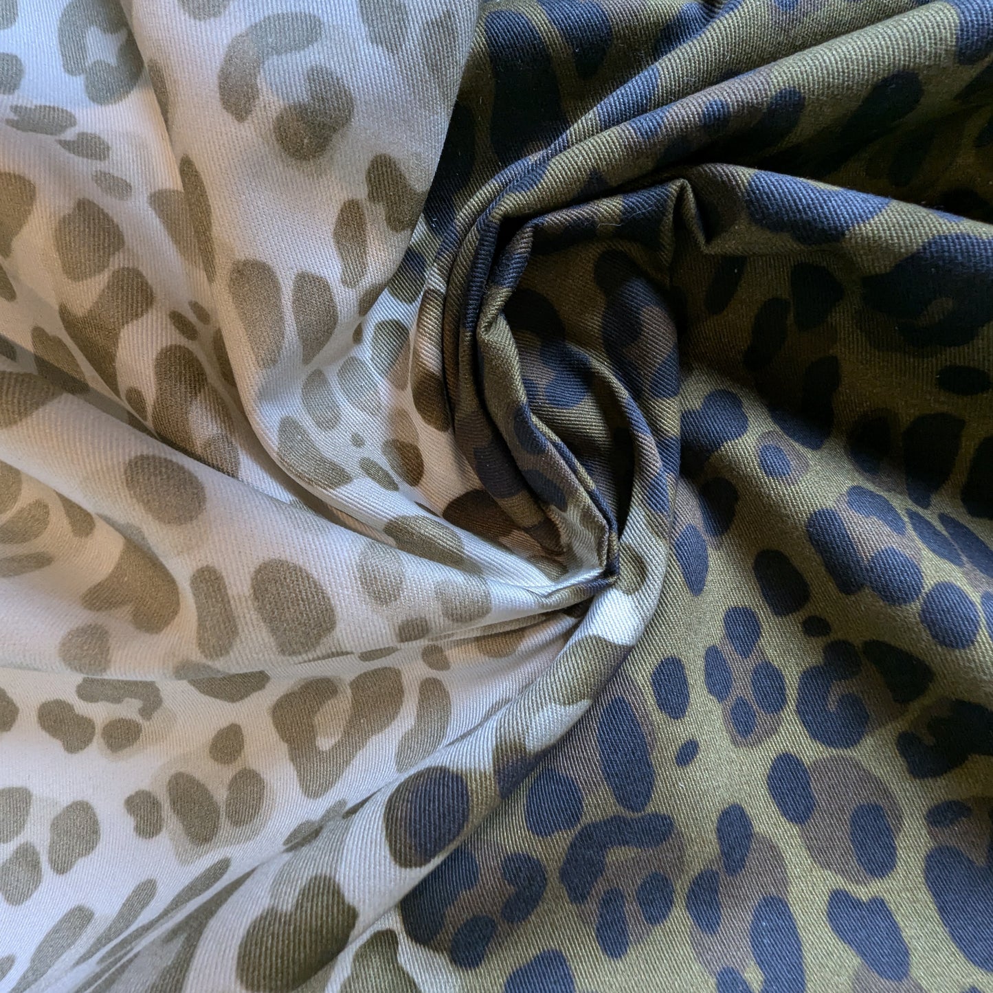 Denim · Baumwolle · Animal · Farbe: Grün- und Weißtöne · 150 cm · 230 g/m² · Meterware