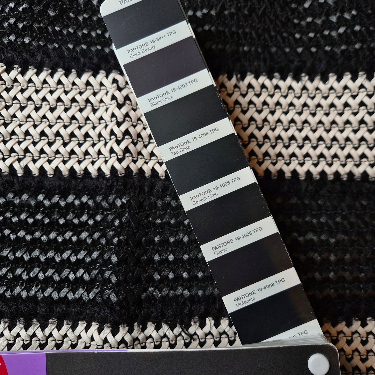 Kunstleder, Pantone Caviar, Geflochten · 100×70 cm