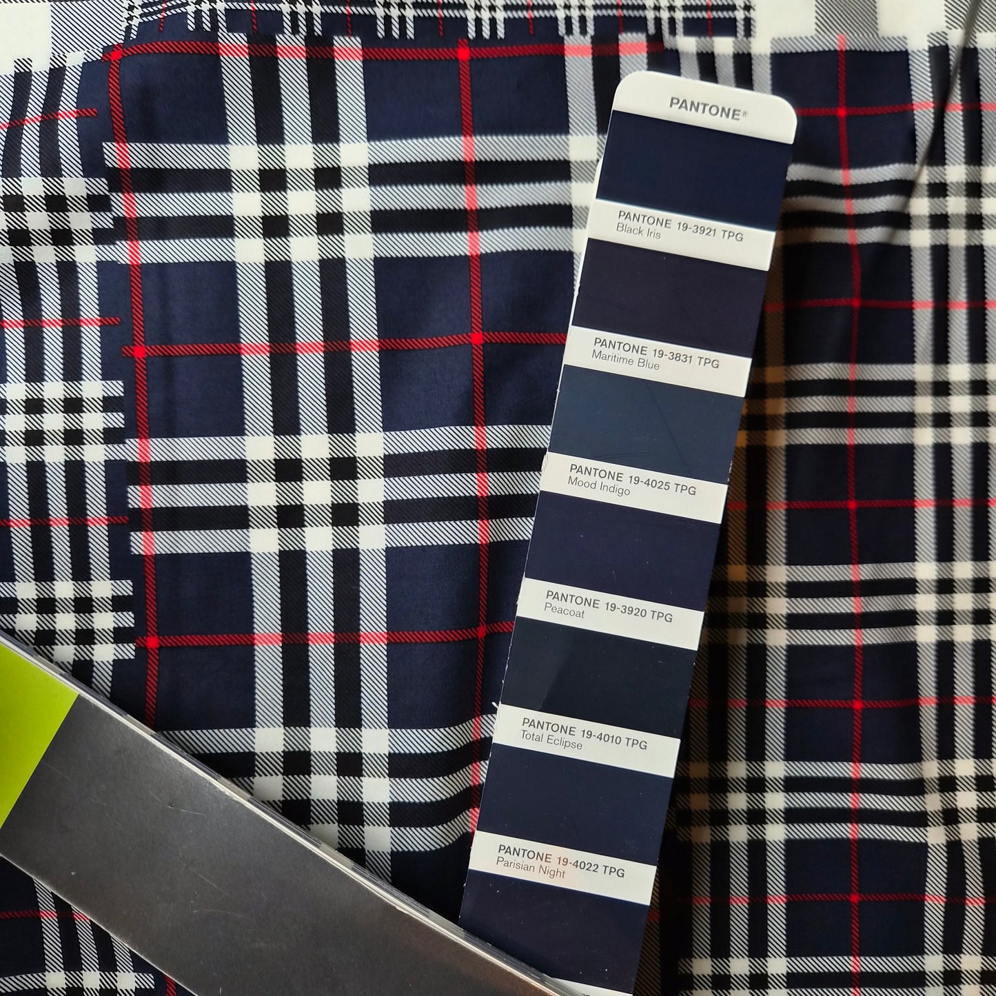 Panel Popline Baumwolle Pantone Parisian Night Burberry Muster / 100 cm x 140 cm breit / M5X1X27