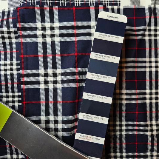 Panel Popline Baumwolle Pantone Parisian Night Burberry Muster / 100 cm x 140 cm breit / M5X1X27