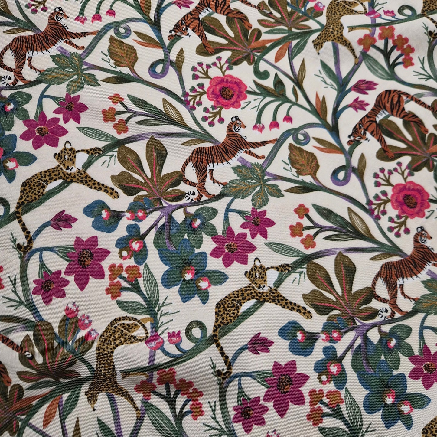 Meterware · Cady · Mit Blumen und Tiger · Viskose · Floral · Pantone Star White · 130 cm