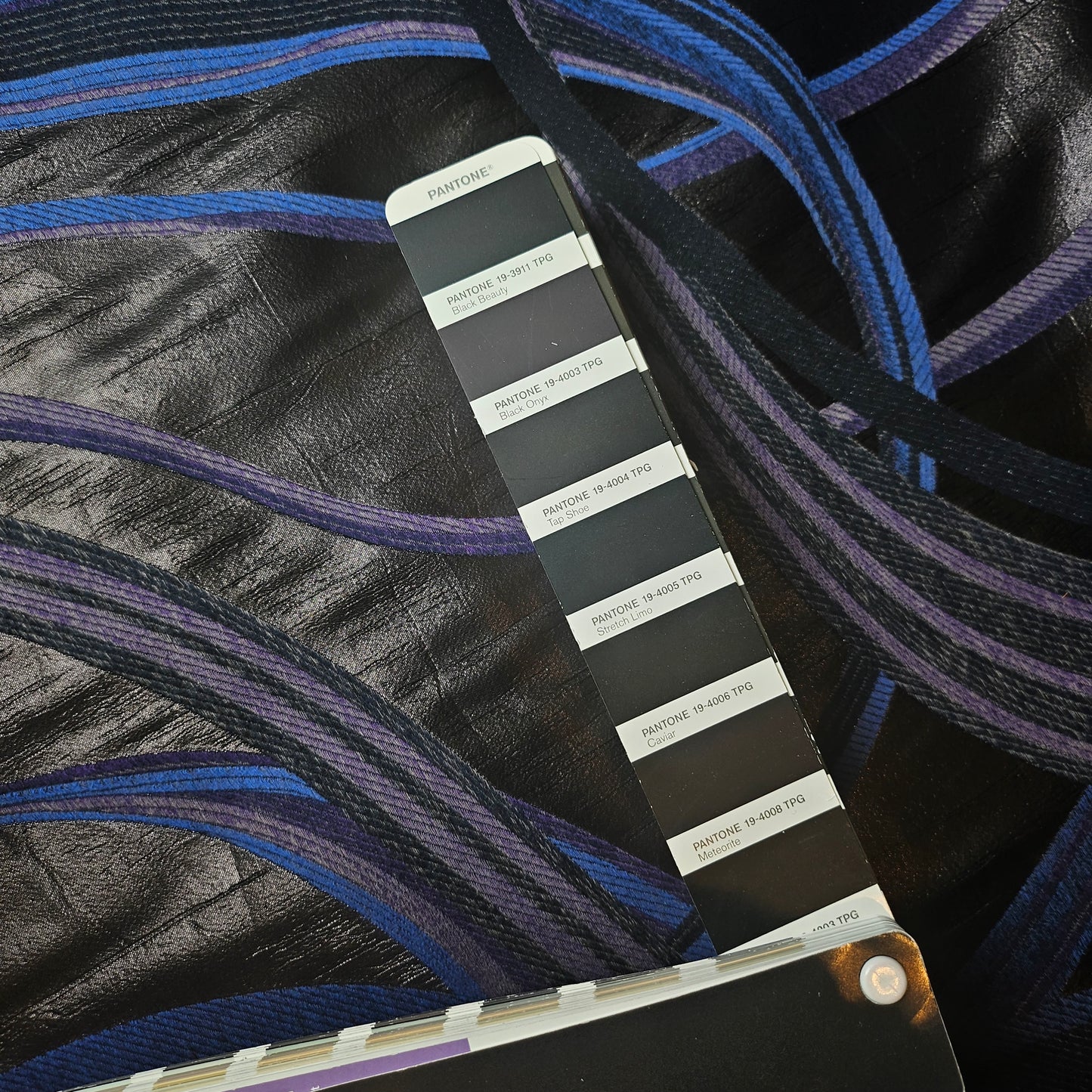 Meterware · Jacquard · Baumwolle, Viskose · Abstrakt · Pantone Caviar · 140 cm · 120 g/m²