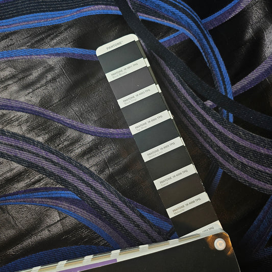 Meterware · Jacquard · Baumwolle, Viskose · Abstrakt · Pantone Caviar · 140 cm · 120 g/m²