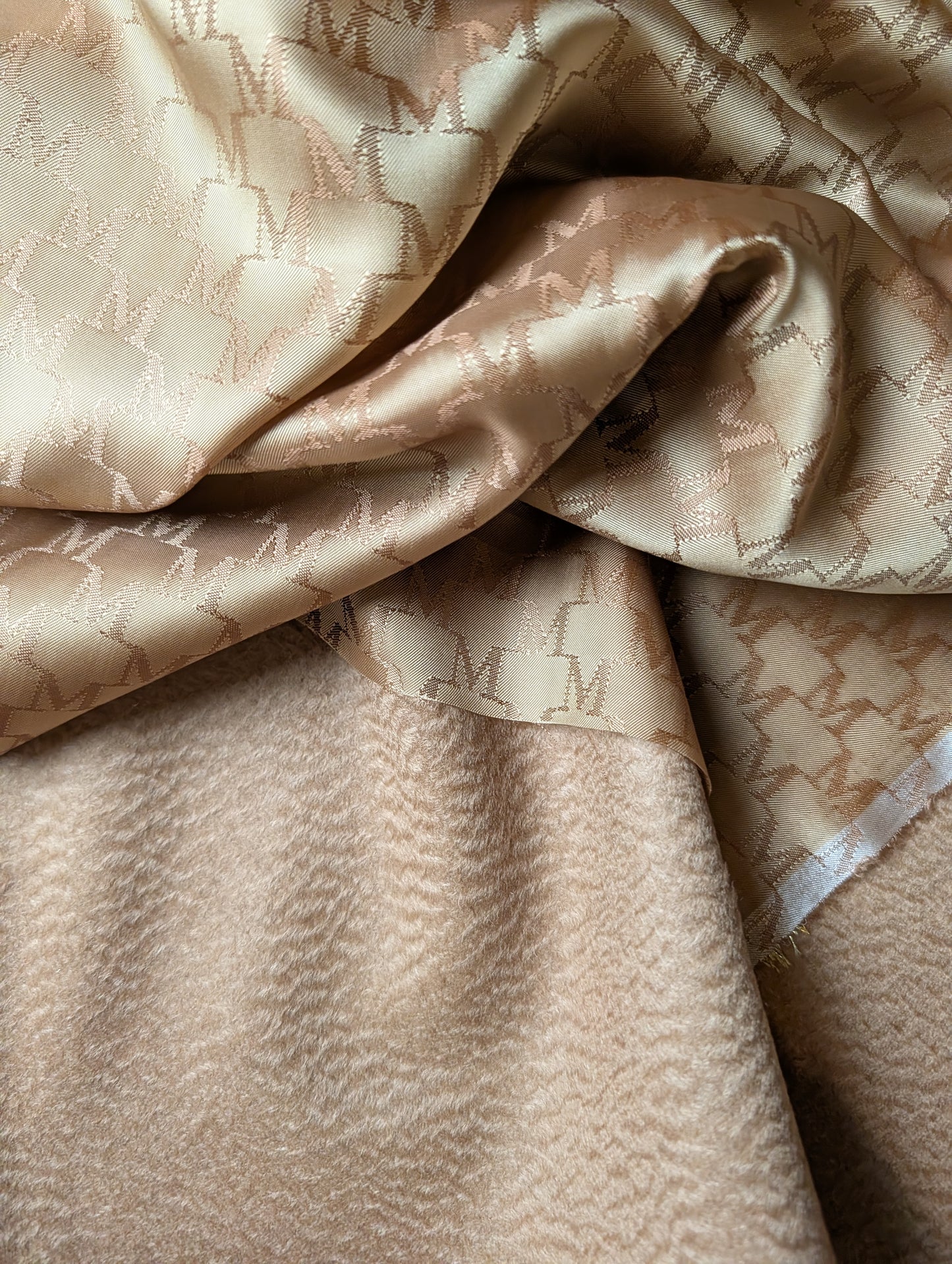 Kombipaket · Mantelstoff · Cloud-Behandlung · Kaschmir · Pantone Praline · Stoff 300×150 cm + Viskosefutter 250×150 cm