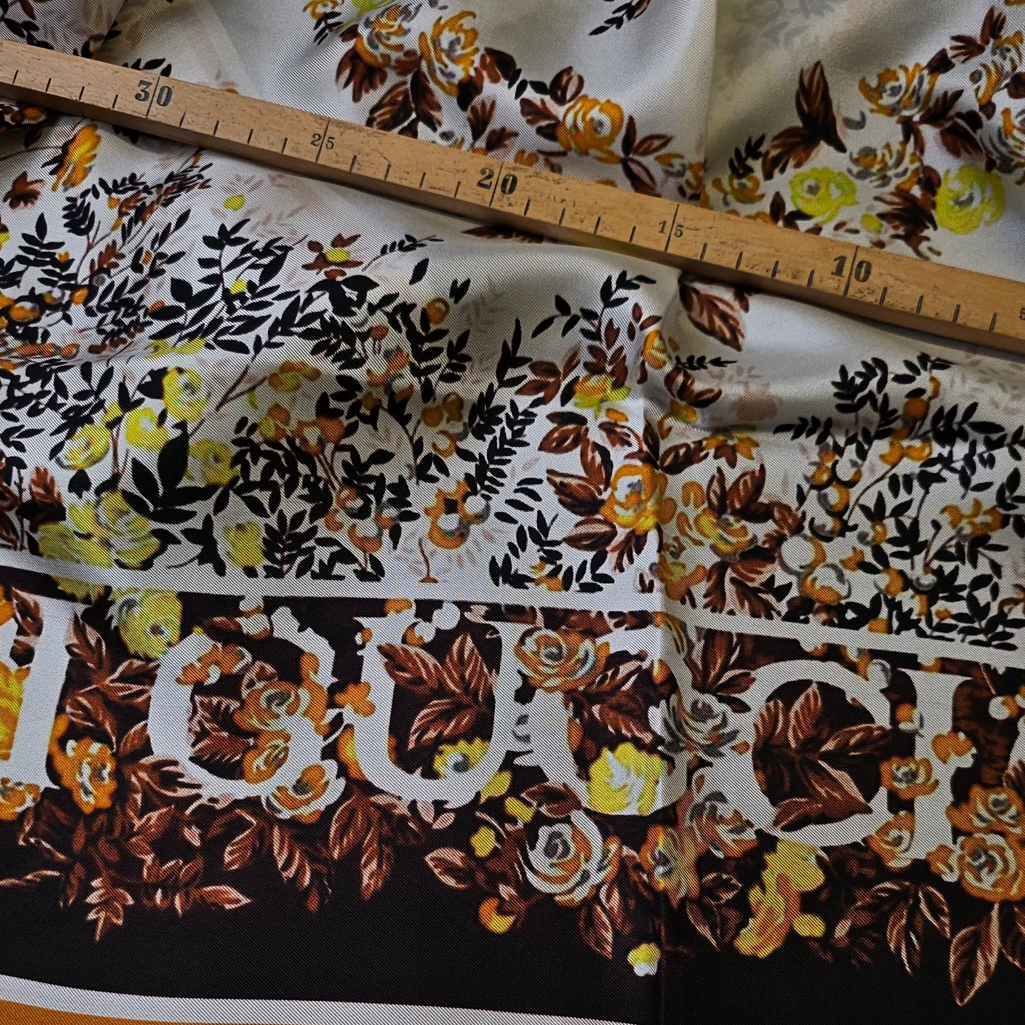 Schalpanel · Twill · Ungesäumt, B-Ware · Seide · Logo · Brauntöne · 90 cm × 90 cm