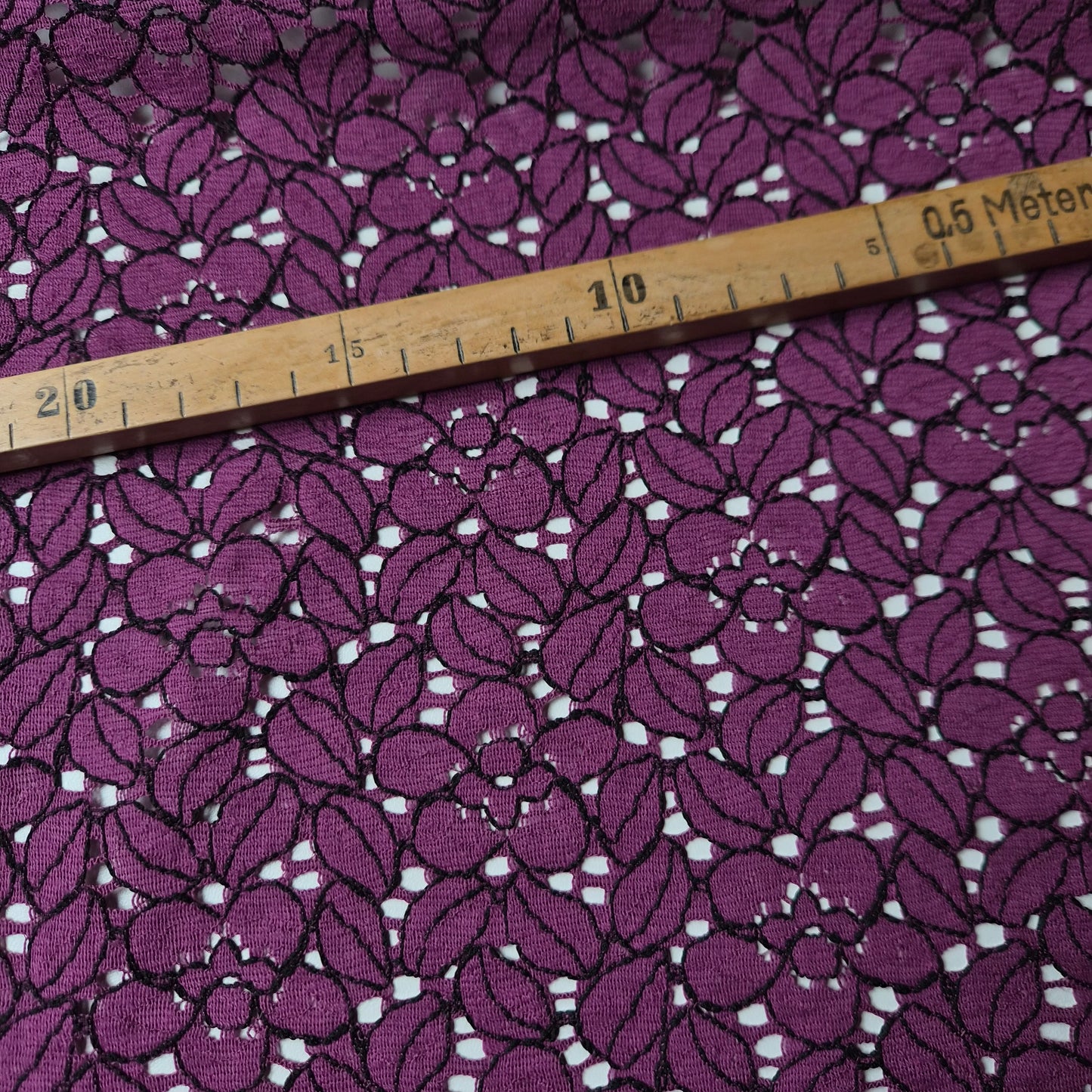 Spitze · Baumwolle, Polyamid · Camelien · Lilatöne · 140 cm · 120 g/m² · Meterware