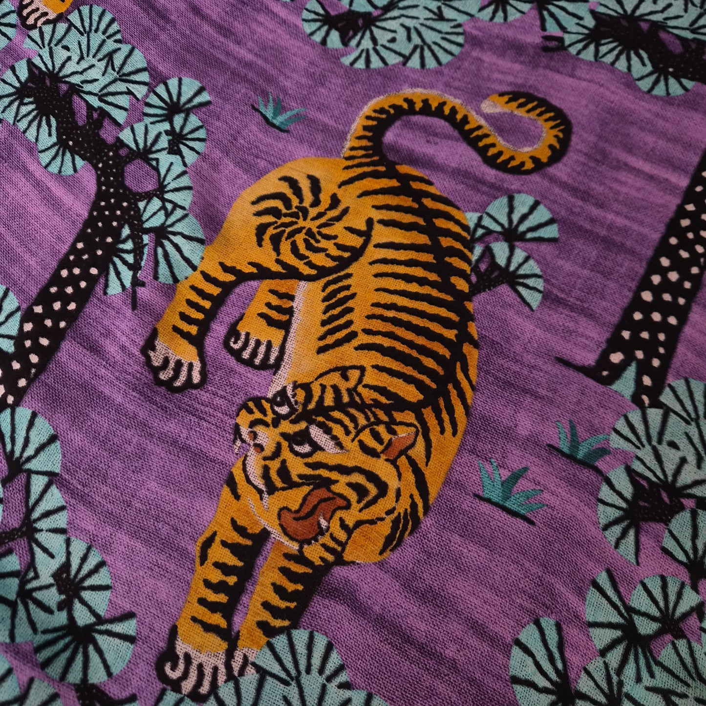 Meterware · Seide · Tiger · Pantone Hyacinth · 145 cm · 70 g/m²