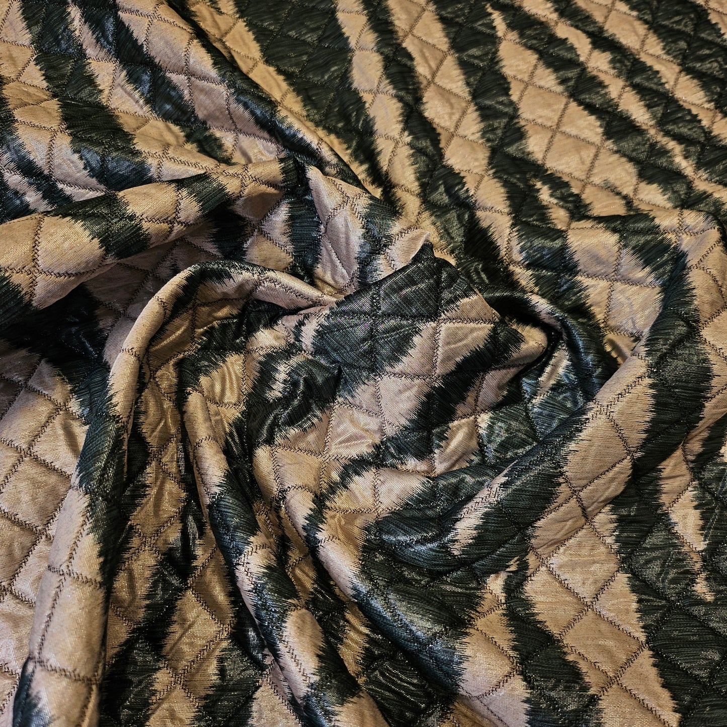 Polyester, Steppstoff, Pantone Chateau Gray · 145 cm