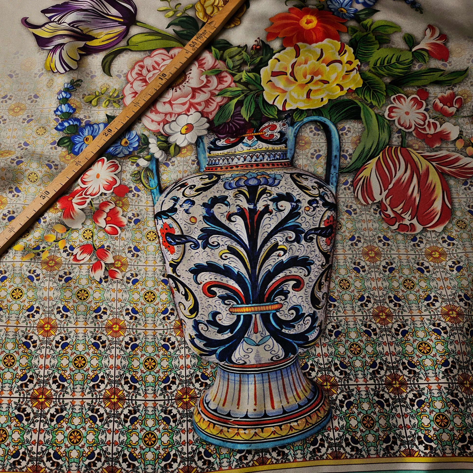 90x90 cm silk twill fabric panel with a classic design of a colorful floral vase.