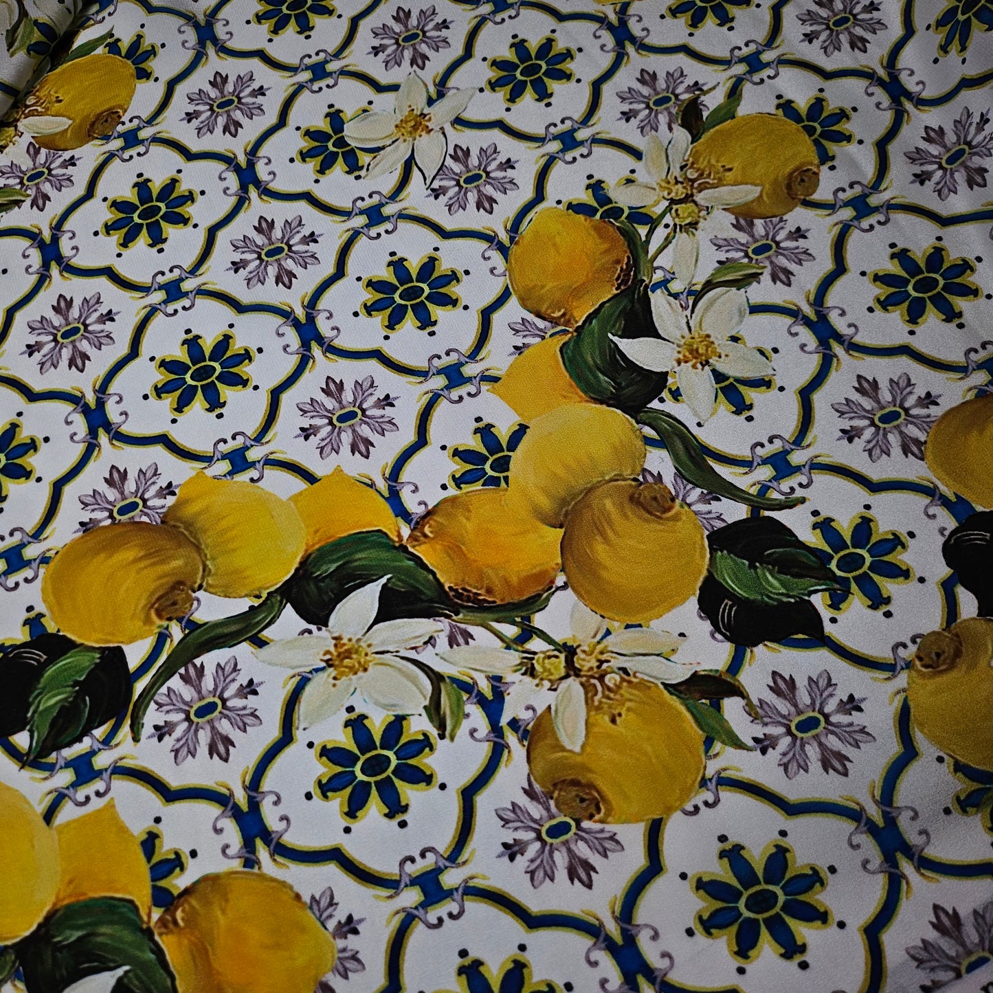 Crêpe de Chine , Seide Basisfarbe Brilliant White Muster; Majolka mit Zitronen 60g/m² · 140 cm