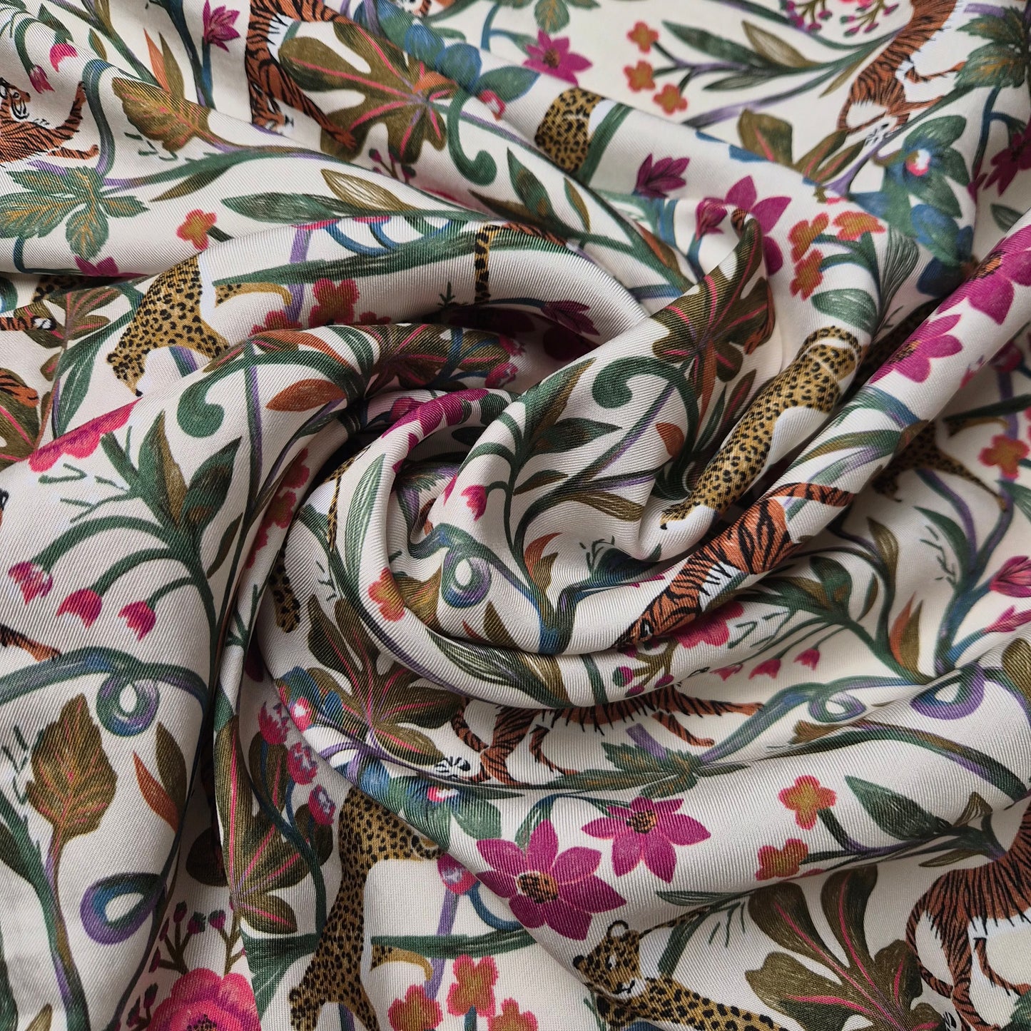 Meterware · Cady · Mit Blumen und Tiger · Viskose · Floral · Pantone Star White · 130 cm