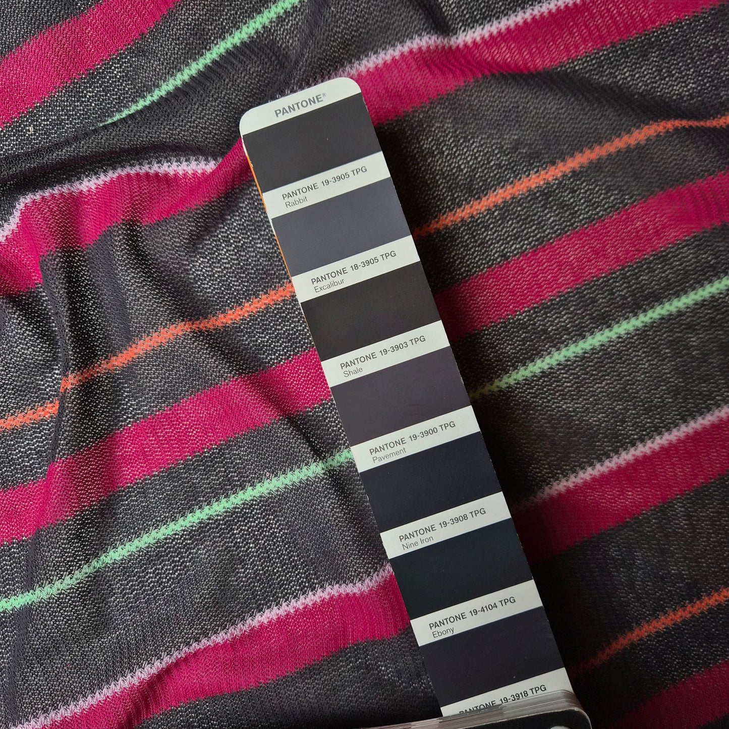 Strickstoff · Baumwolle, Viskose · Gestreift · Farbe: Grau pinktöne · 145 cm · 130 g/m² · Meterware