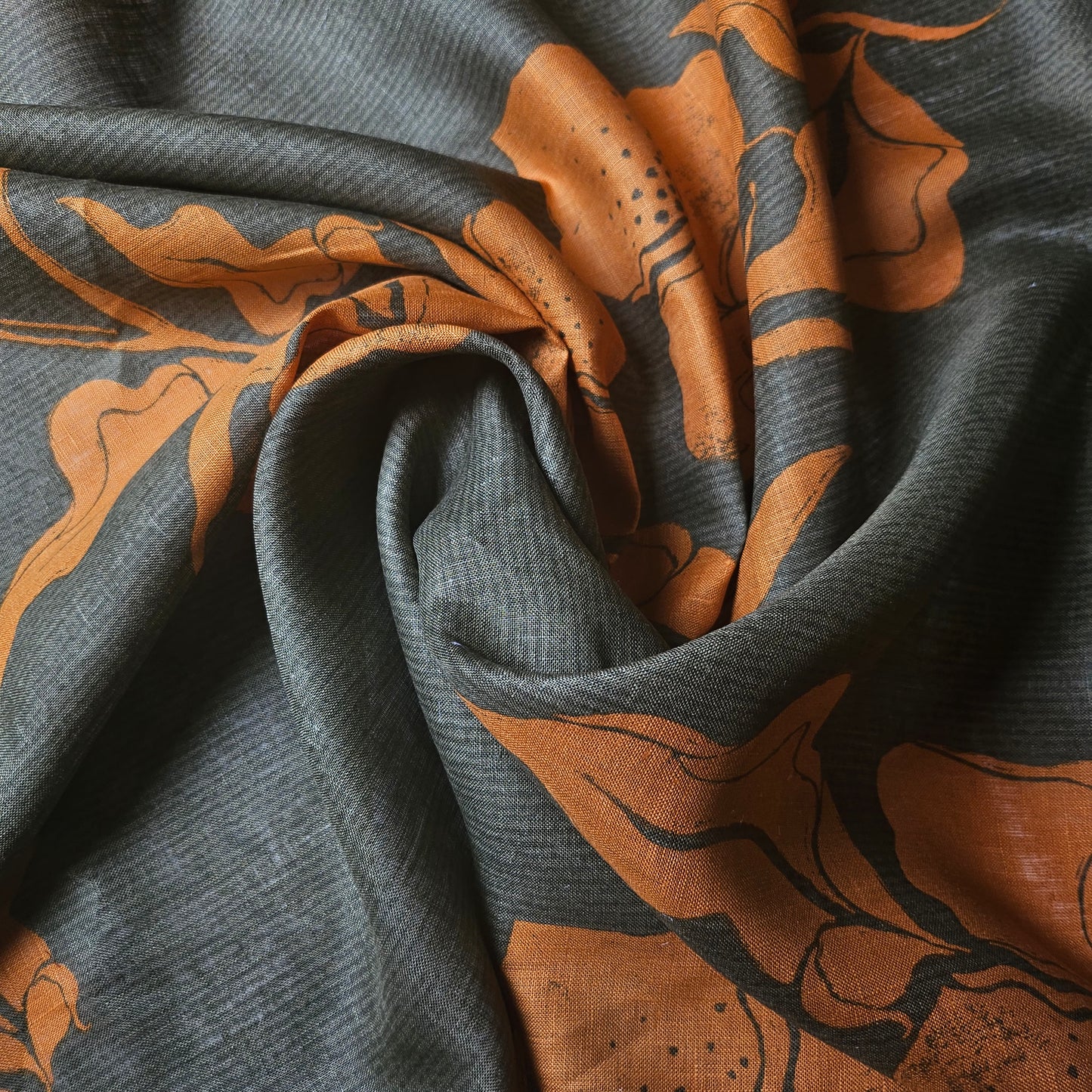 Leinengewebe · Leinen · Floral · Farbe: Grün- und Orangetöne · 145 cm · 110 g/m² · Meterware