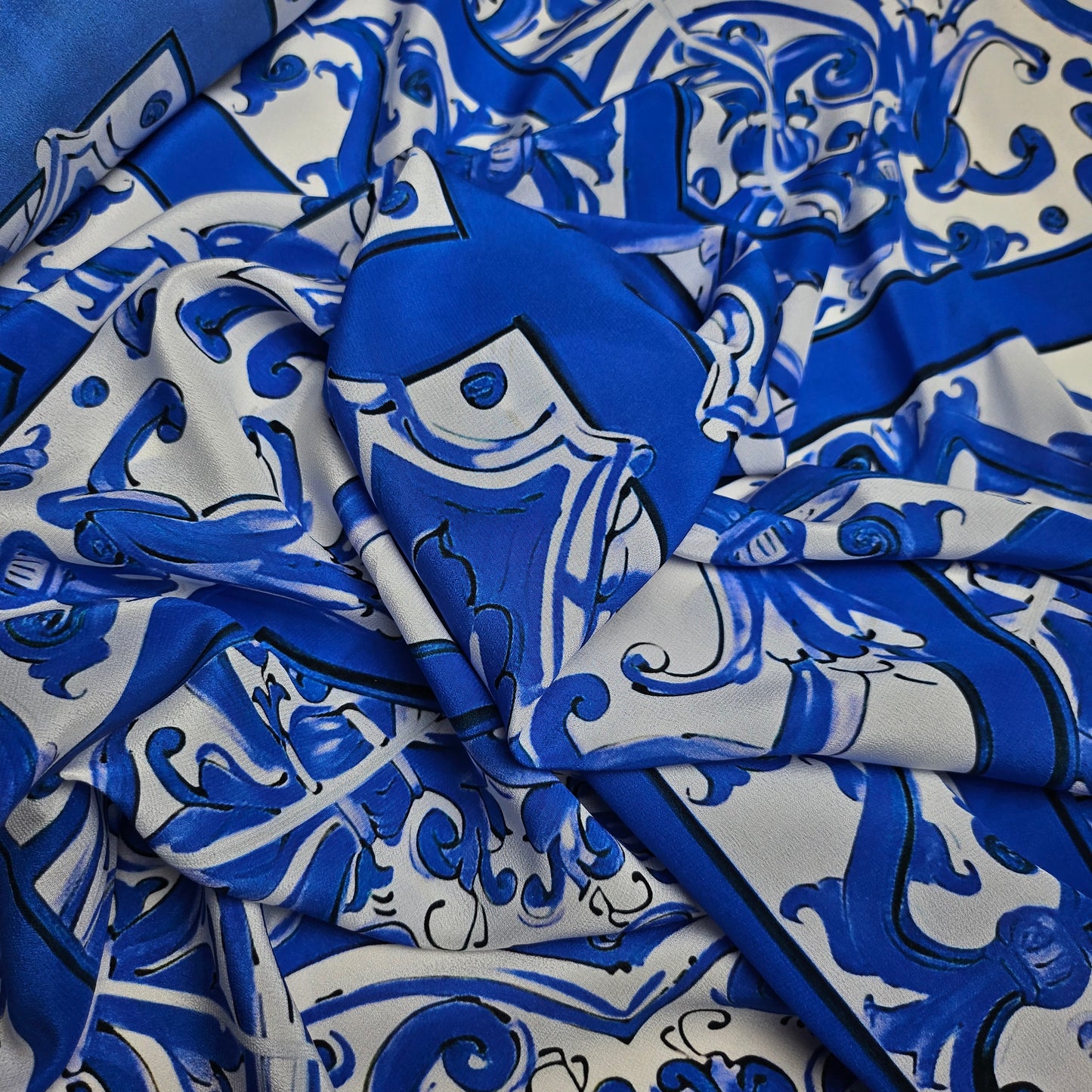 Crêpe · Seide · Majolika · Blau und Weißtöne · 65 cm × 130 cm · Panel achtung nur trockereinigen