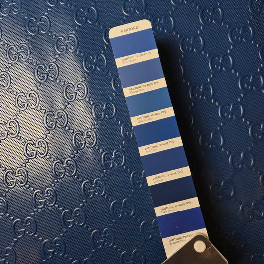 Rindsleder · Geprägt und beschichtet · Leder · Logo · Pantone Déja Vu Blue · Din A2 Hoch 42×59,4 cm · Lederzuschnitt