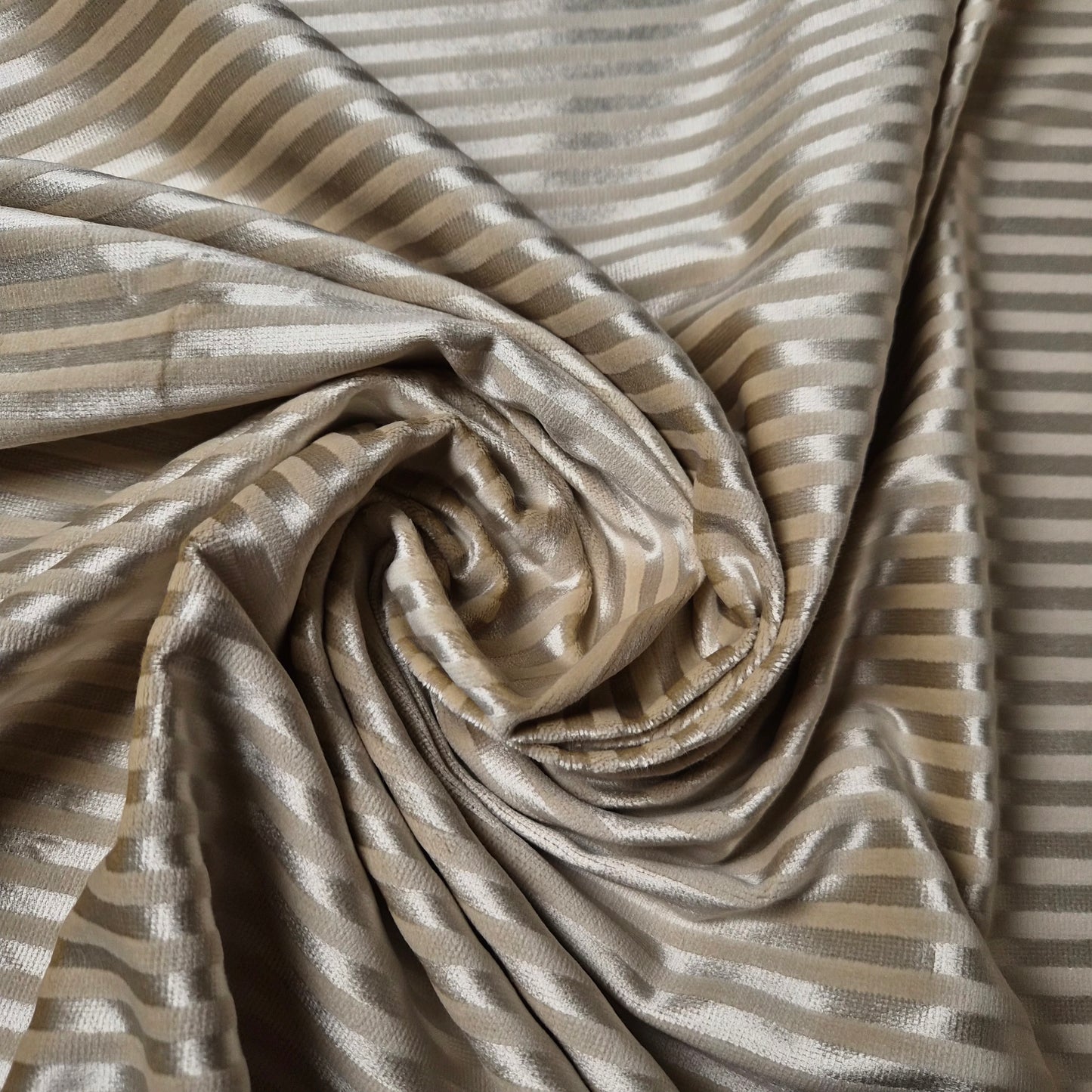 Samt · Baumwolle 64%, Viskose 36% · Gestreift · Pantone Antique White · 145 cm · 450 g/m² · Meterware