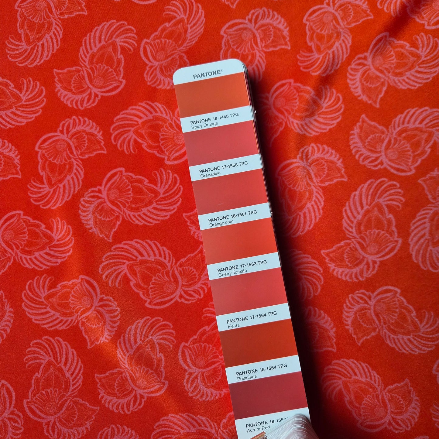 Crepe Seide Stella Mc Cartney Pantone Cherry Tomato Paisley Muster 140 cm breit