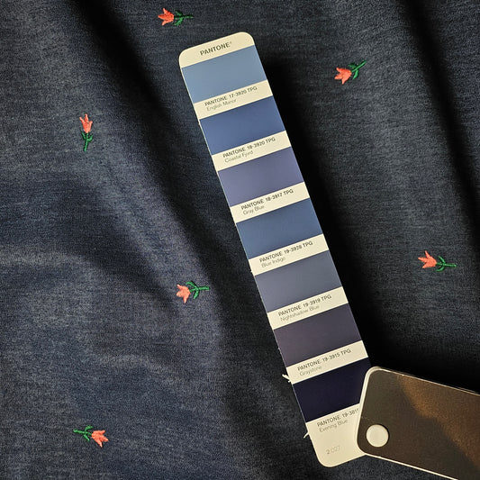 Chambray · bestickt · Baumwolle · Floral · Pantone Nightshadow Blue · 150 cm · 140 g/m² · Meterware