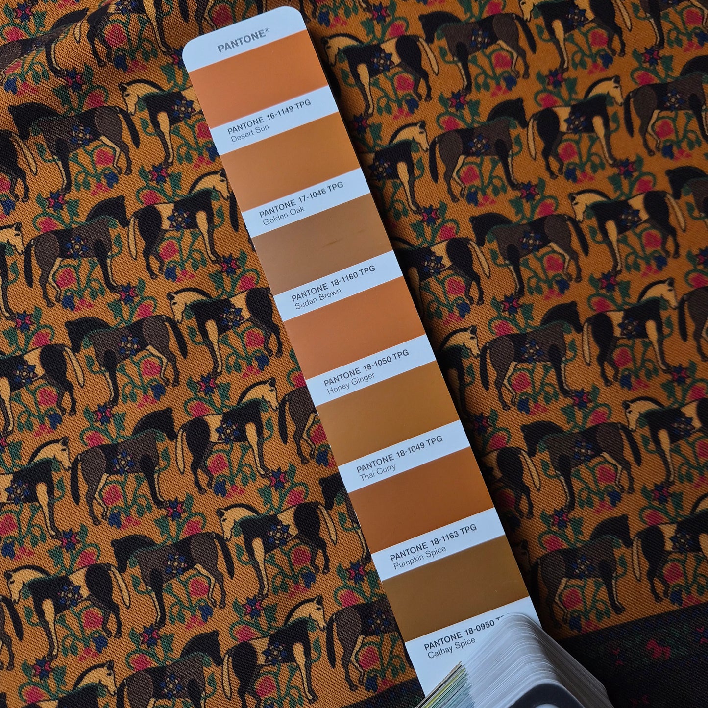 Meterware · Twill · Wolle, Seide · Bildmotiv Pferde · Pantone Thai Curry · 150 cm · 250 g/m²