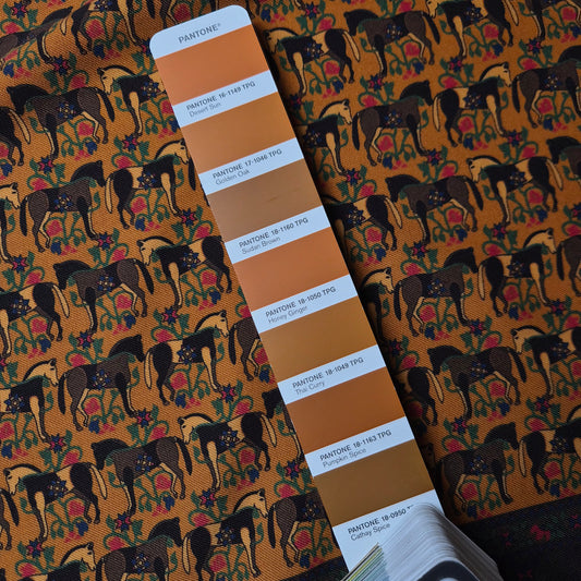 Meterware · Twill · Wolle, Seide · Bildmotiv Pferde · Pantone Thai Curry · 150 cm · 250 g/m²